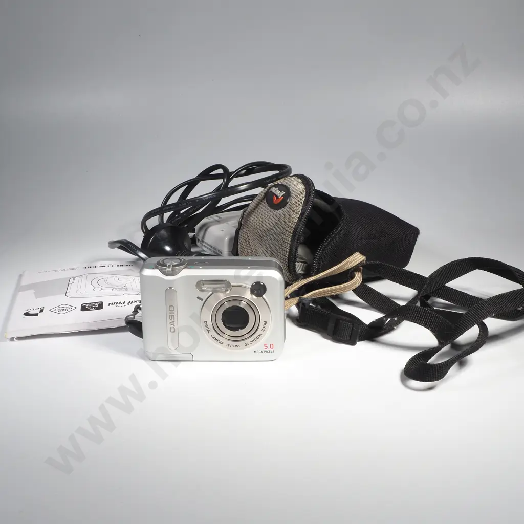Casio Digital Camera QV-RS1 3x Optical Zoom 5.0 w Casio Battery Charger & Instruction Booklet Image 1++