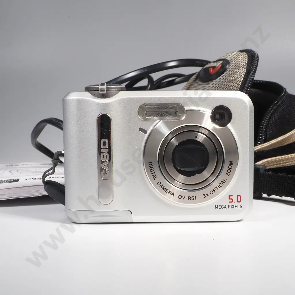 Casio Digital Camera QV-RS1 3x Optical Zoom 5.0 w Casio Battery Charger & Instruction Booklet Image 1++