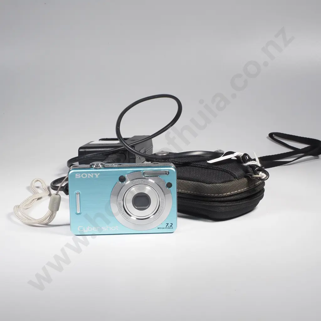 Sony Blue Cyber-Shot Camera w Battery Charger and Carry Case Image 1++