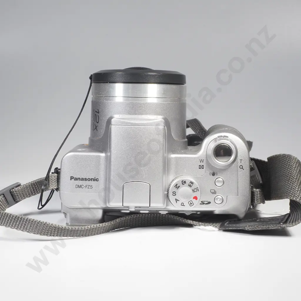 Panasonic Lumix DMC-FZ5 Camera & Case Image 1++