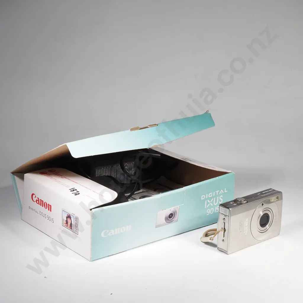 Canon Digital IXUS 90 IS Point & Shoot Digital Camera w Accessories, Including a Camera Bag, Charger, Battery Charger Image 1++