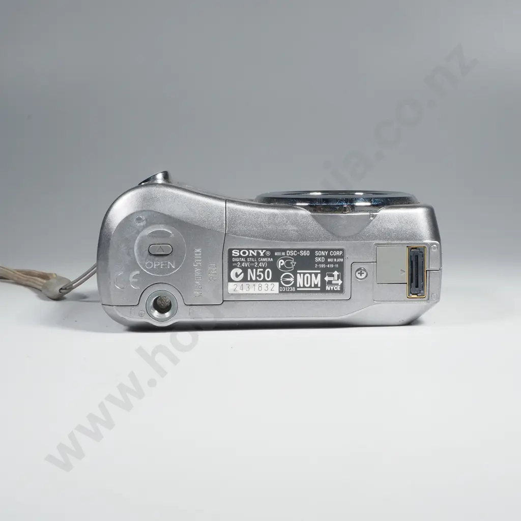 Sony Cyber-Shot DSC-S60 4.1MP Digital Camera Image 1++
