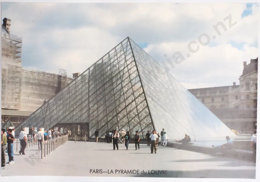 Paris - La Pyramide du Louvre Image 1++
