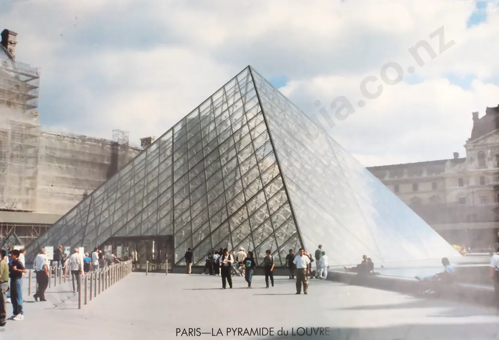Paris - La Pyramide du Louvre Image 1++