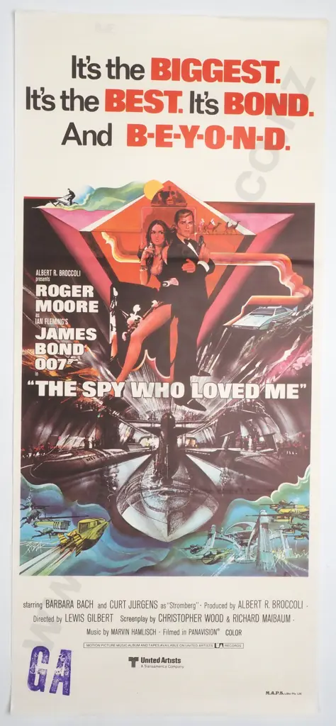 1977 Original Daybill Movie Poster for the James Bond Film 'The Spy Who Loved Me' Featuring Artwork by Bob Peak Image 1++