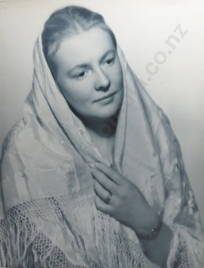 Frederick Lennard Casbolt - Portrait Photograph of a Woman Named 'Helen' Image 1++