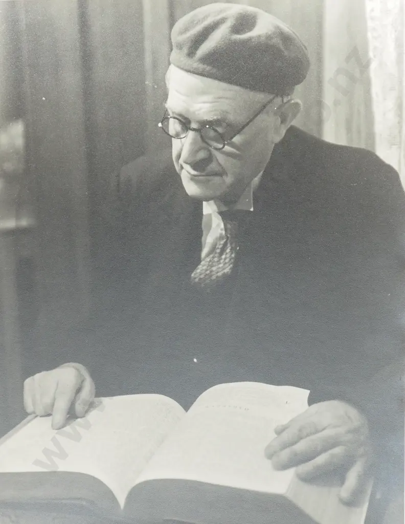 Frederick Lennard Casbolt - Scholar Reading Book (Mid Century) - Photograph Image 1++