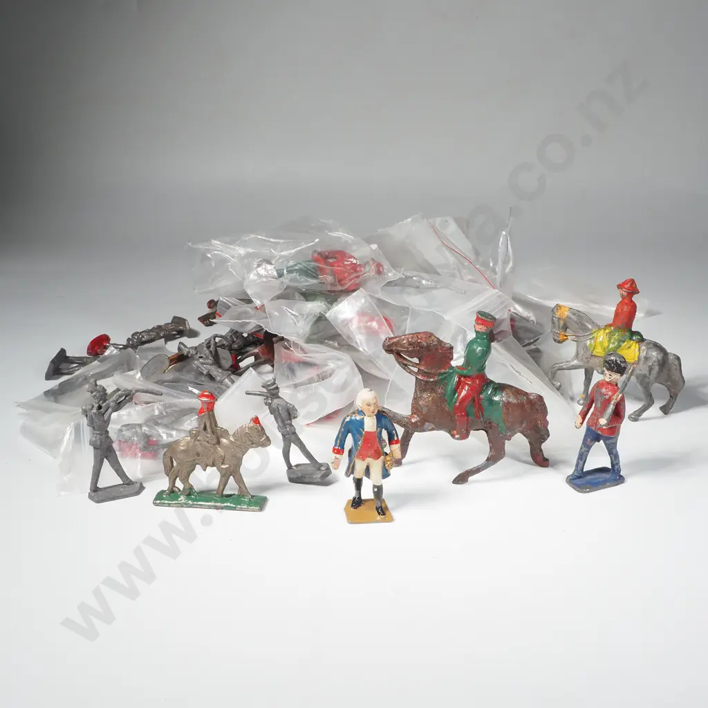 Assorted Vintage Lead Soldiers & Weaponry Image 1++