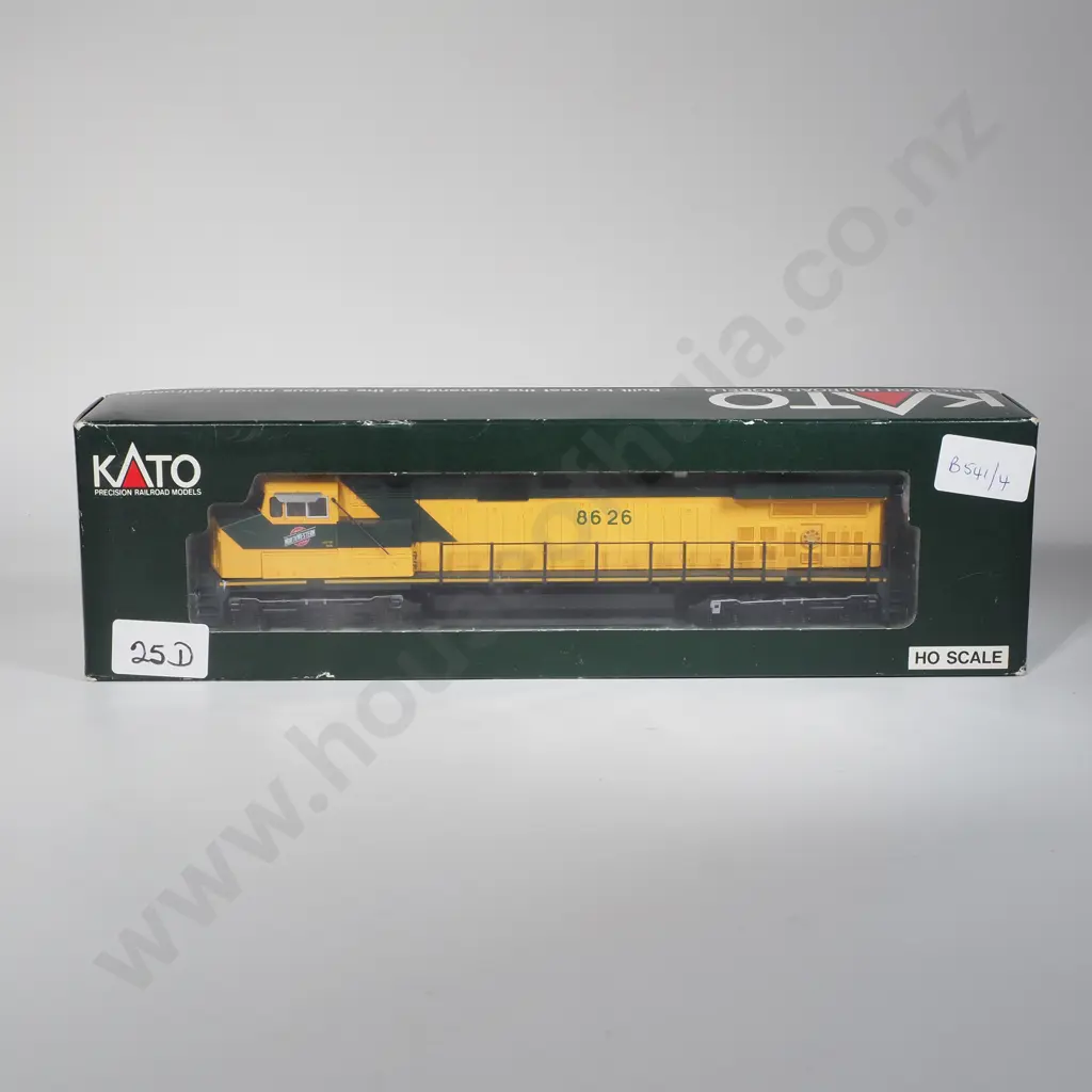 Boxed Kato Precision HO Scale Chicago & North Western GE C44-9W  Diesel Locomotive, Model No 8626 Image 1++