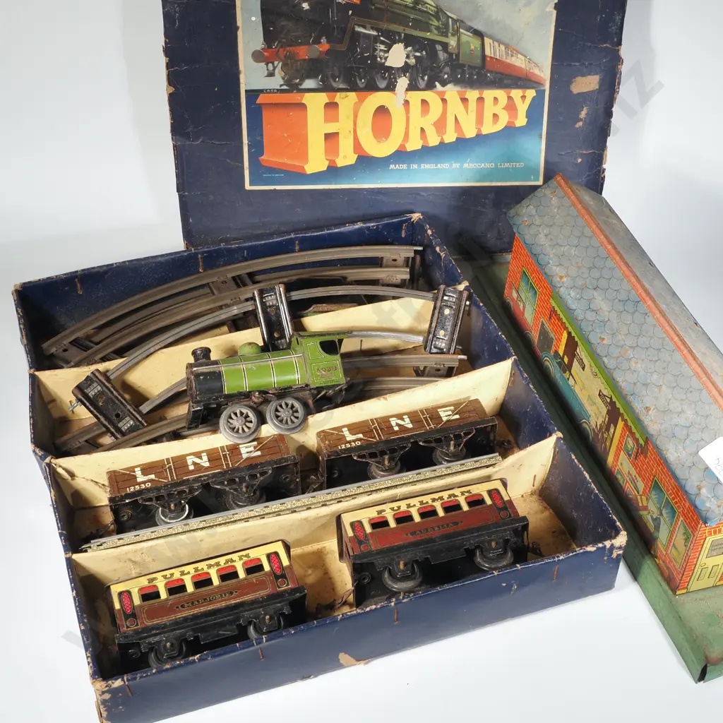 Hornby Clockwork  Gauge 0 M1 Passenger Train  Set Complete w Engine, Carriages, Railway Station & Tracks Image 1++