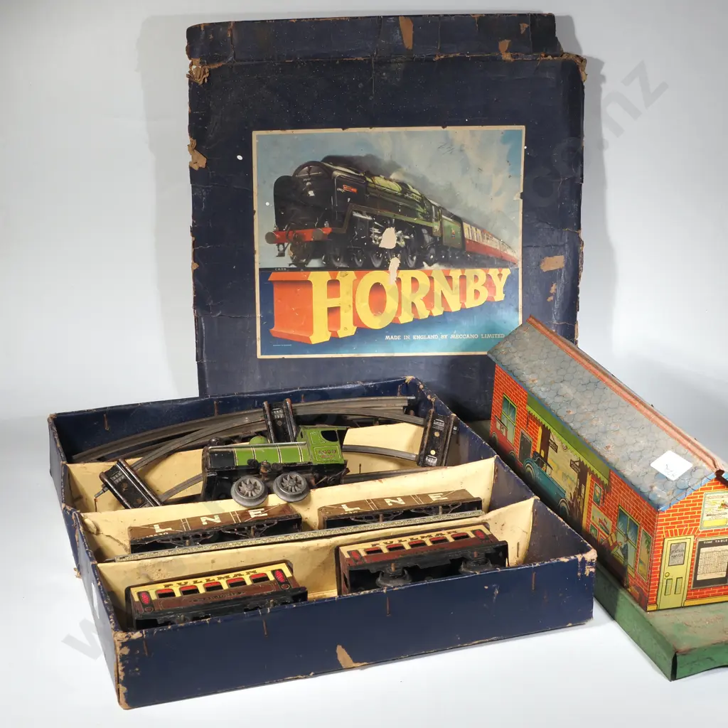 Hornby Clockwork  Gauge 0 M1 Passenger Train  Set Complete w Engine, Carriages, Railway Station & Tracks Image 1++