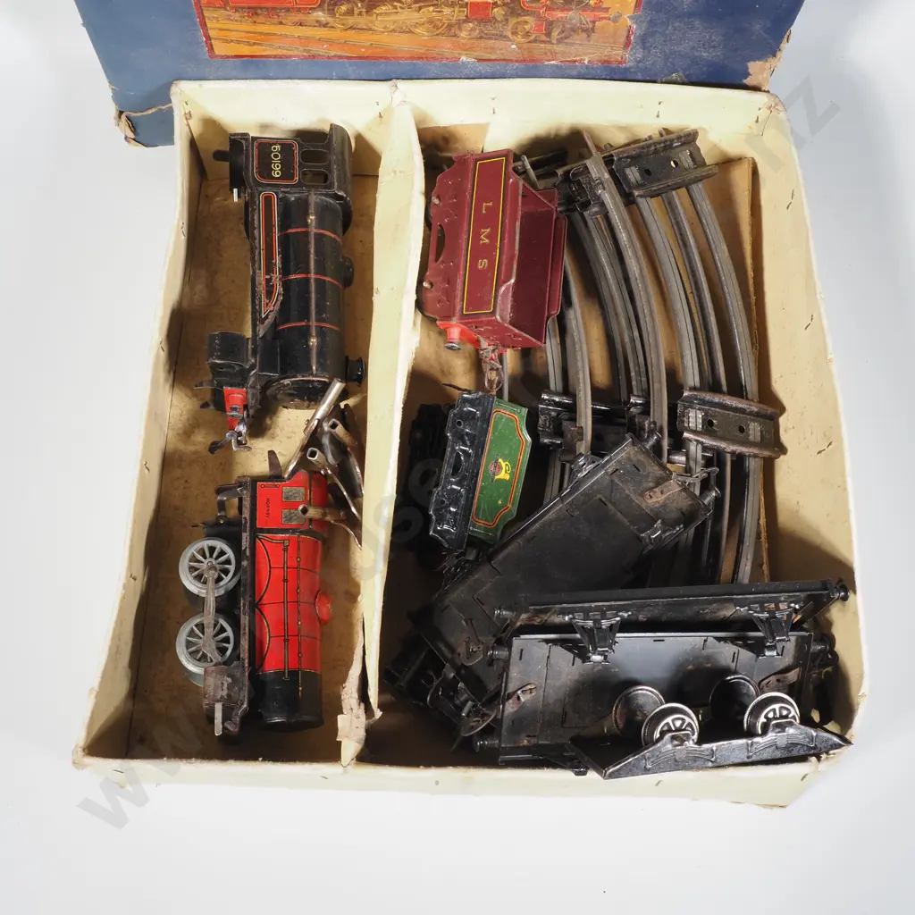 Hornby O Gauge Engine, Wagons, Keys & A Hornby Box w Some Rails Image 1++