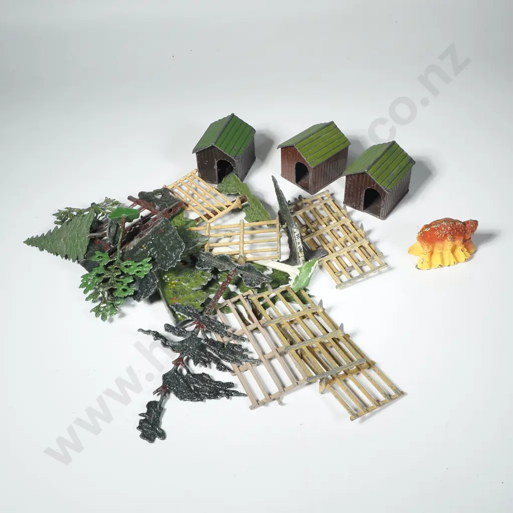 Large Collection of Vintage Britains Farm Items - Gates, Trees, Kennel, Haystack Image 1++