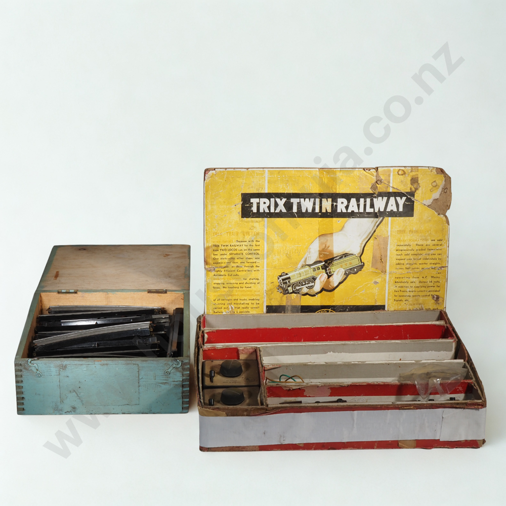 Vintage 'Trix Twin Railway' - Engines, Controllers, Carriages & Tracks Image 1++