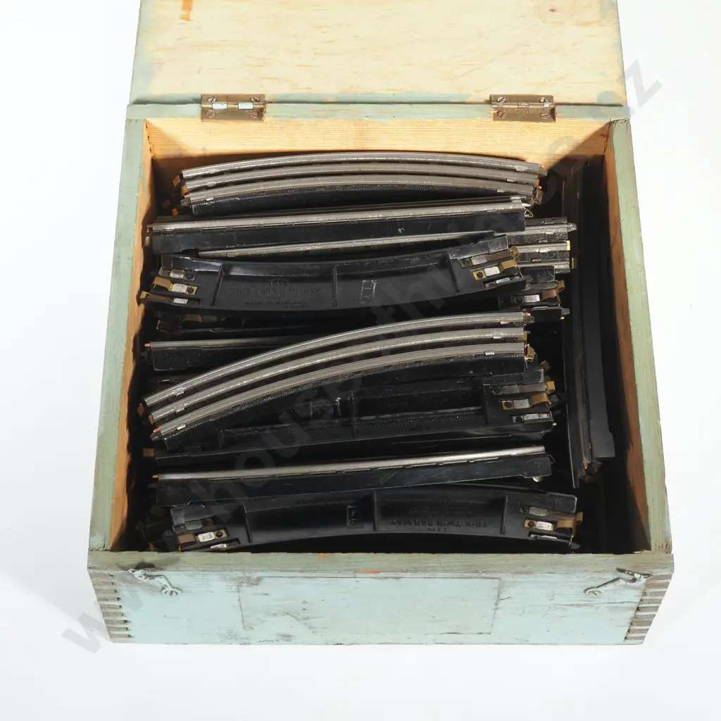 Vintage 'Trix Twin Railway' - Engines, Controllers, Carriages & Tracks Image 1++