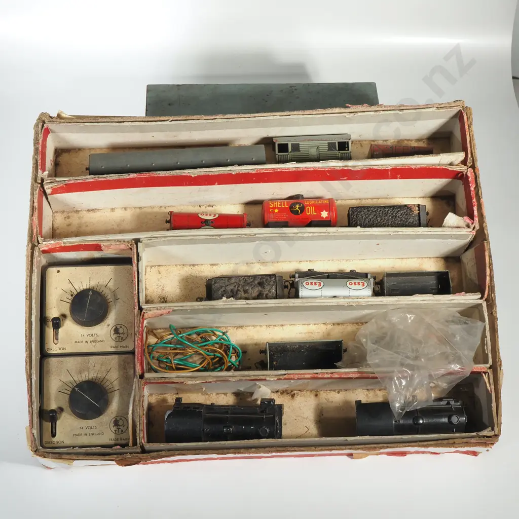 Vintage 'Trix Twin Railway' - Engines, Controllers, Carriages & Tracks Image 1++