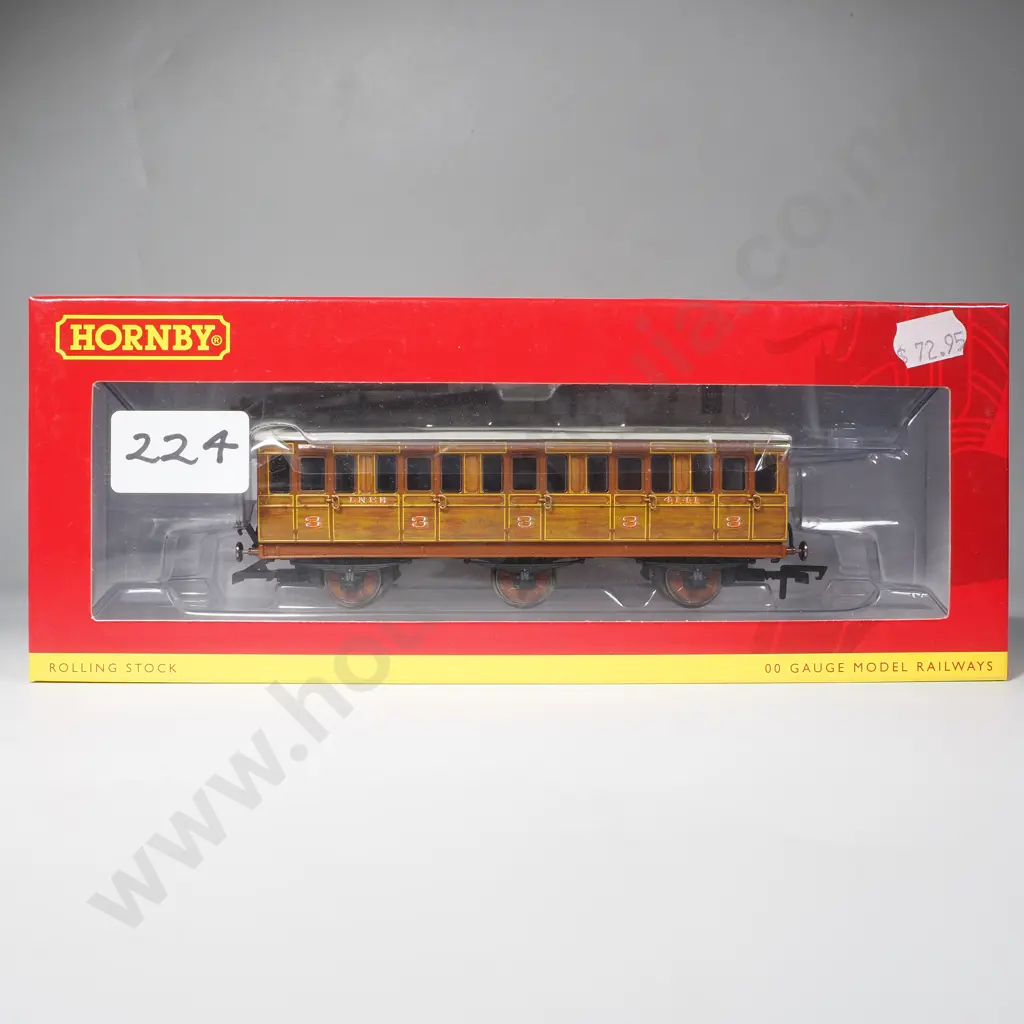 Hornby - LNER 6 Wheel 3rd Class Coach - Mint in Box R40082 Image 1++