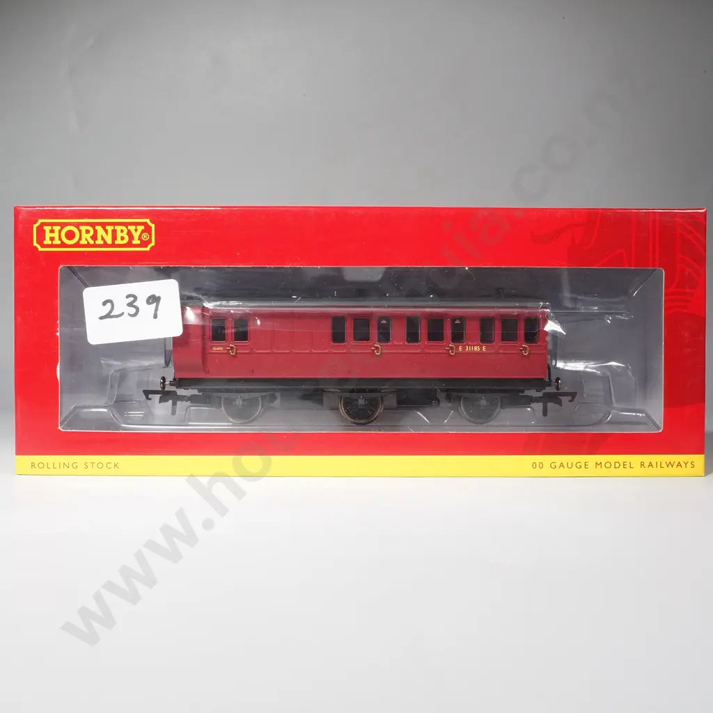 Hornby - BR 6 Wheel Brake 3rd Class Coach - Mint in Box R40079 Image 1++