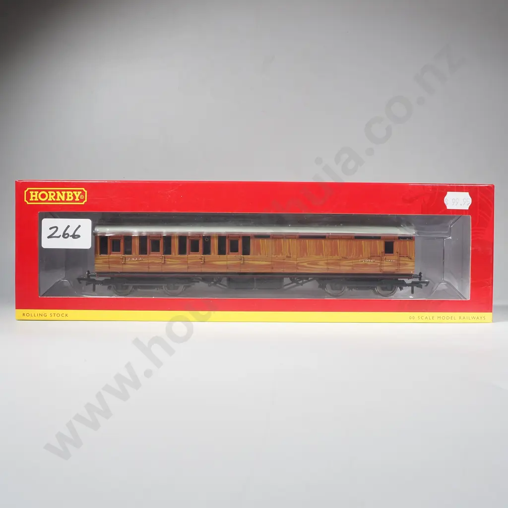 Hornby - LNER Thompson Suburban Brake 3rd Class Coach - Mint in Box R4574A Image 1++