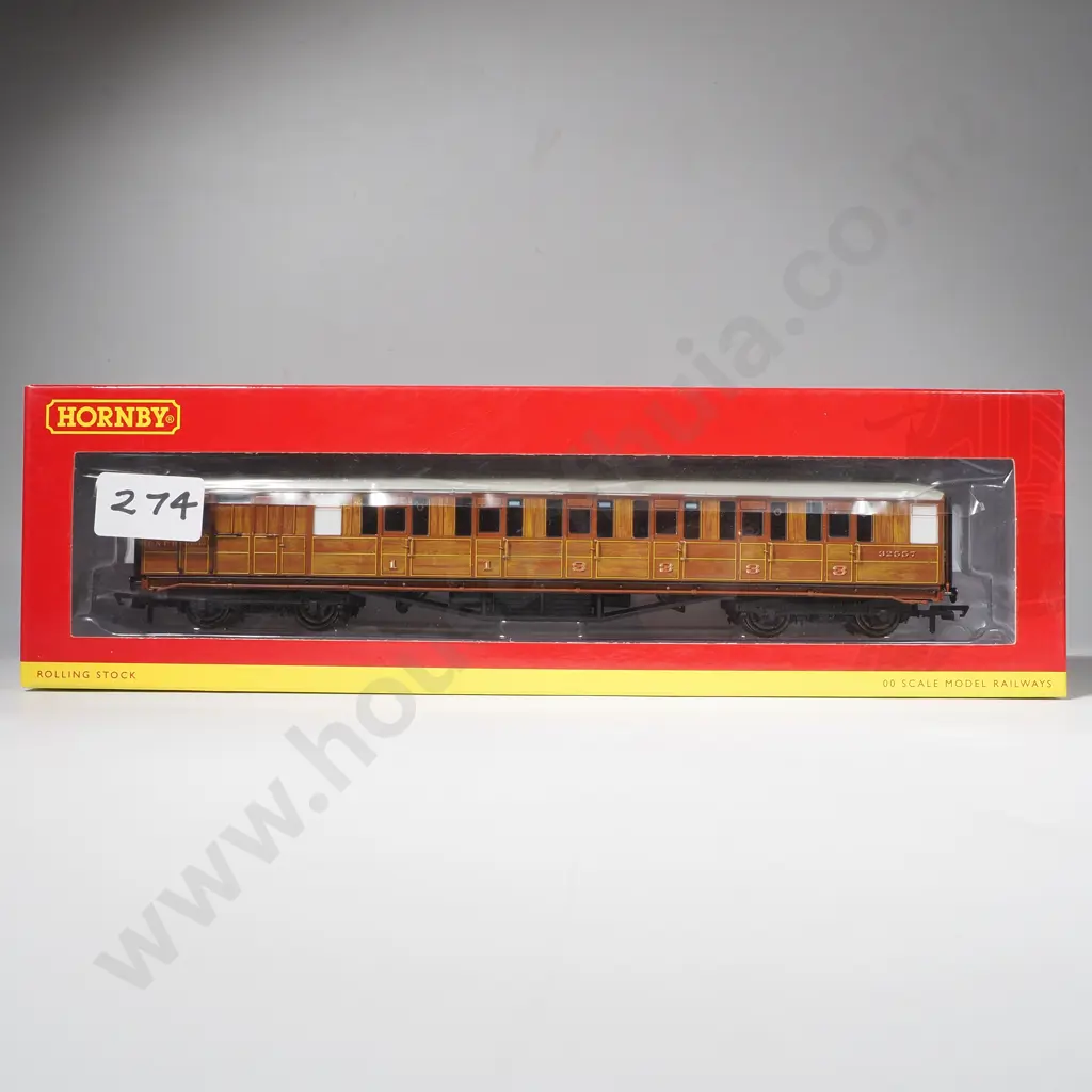 Hornby - LNER Corridor Brake Composite Coach - Mint in Box R4826 Image 1++