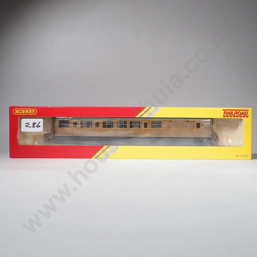 Hornby 'Railroad' - LNER Teak Brake Coach - Mint in Box R4333 Image 1++