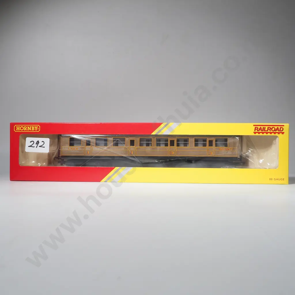 Hornby 'Railroad' - LNER Teak Composite Coach - Mint in Box R4332 Image 1++