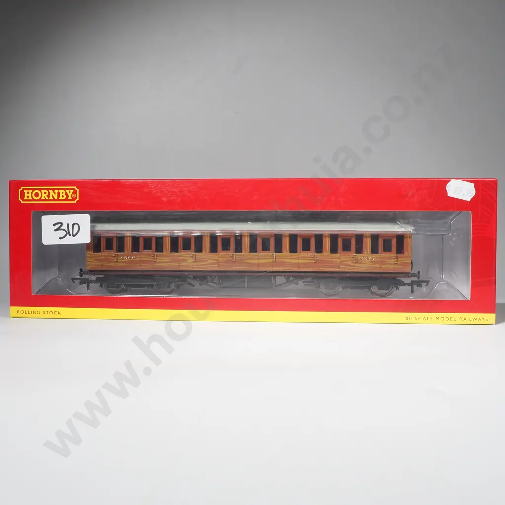 Hornby - Liner Thompson Suburban 3rd Class Coach - Mint in Box R4573A Image 1++