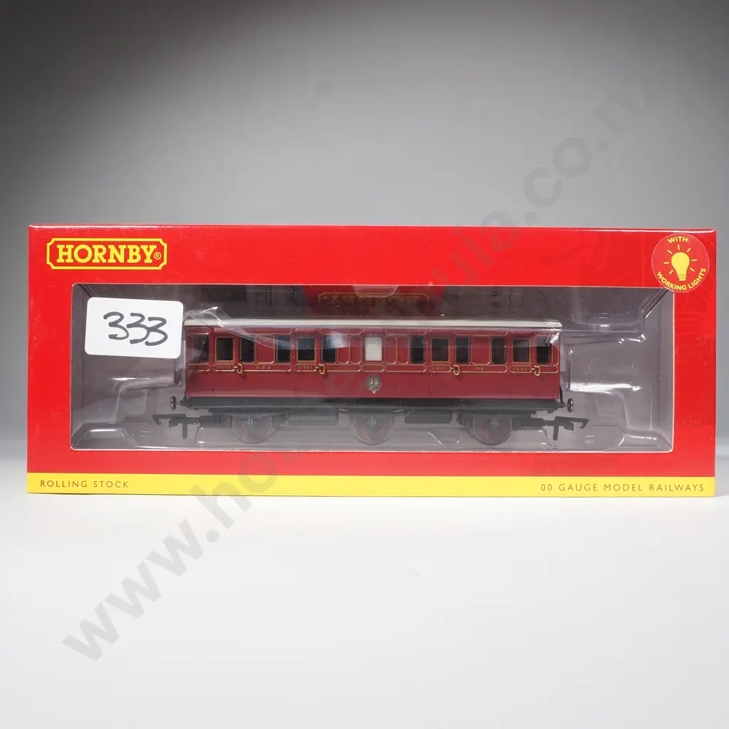 Hornby - NBR 6 Wheel Composite Coach - Mint in Box R40137 Image 1++