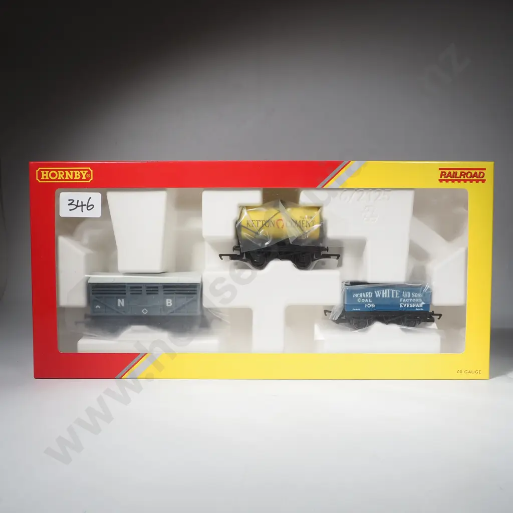 Hornby 'Railroad' -  Wagons Pack of Three - Mint in Box R60135 Image 1++