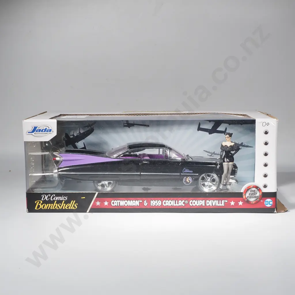 Catwoman & Cadillac Coupe Deville Image 1++