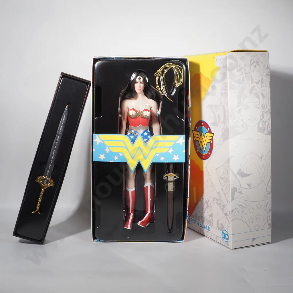 Wonder Woman Collectible - 1:6 & Display Dome & God Killer Sword Image 1++