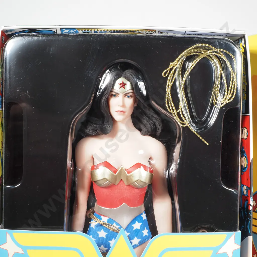 Wonder Woman Collectible - 1:6 & Display Dome & God Killer Sword Image 1++