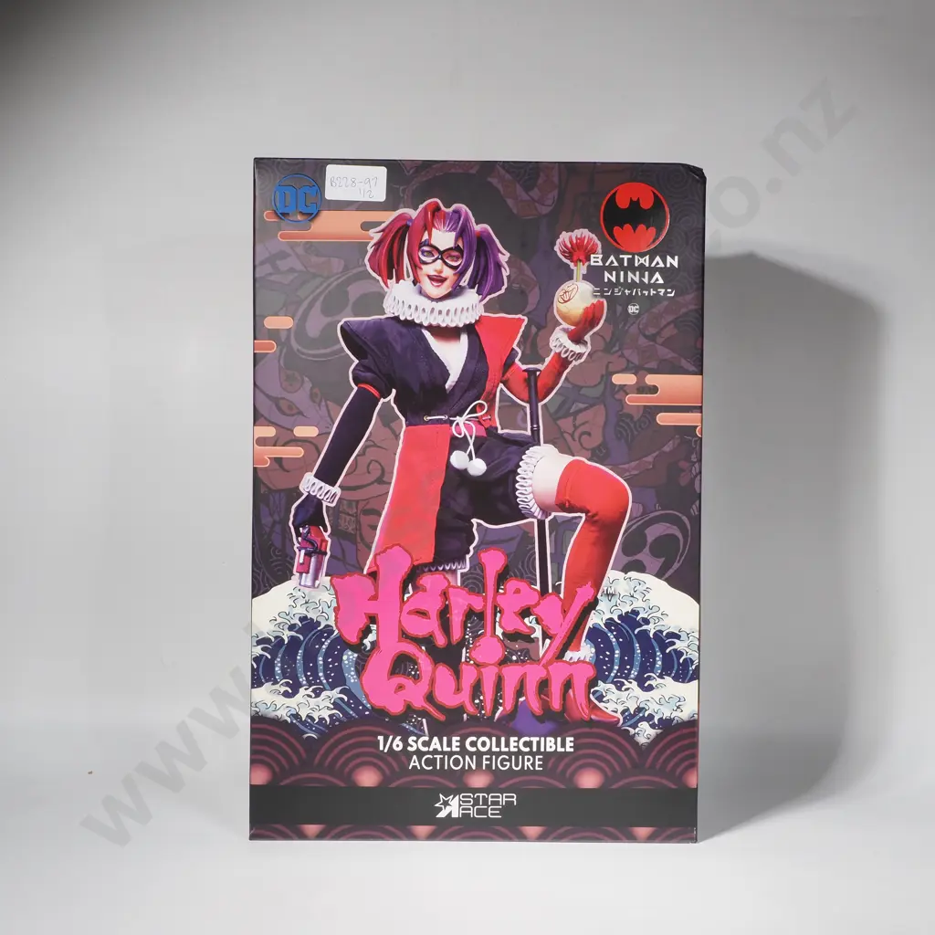 Harley Quinn Action Figure - 1:6 & Display Dome Image 1++