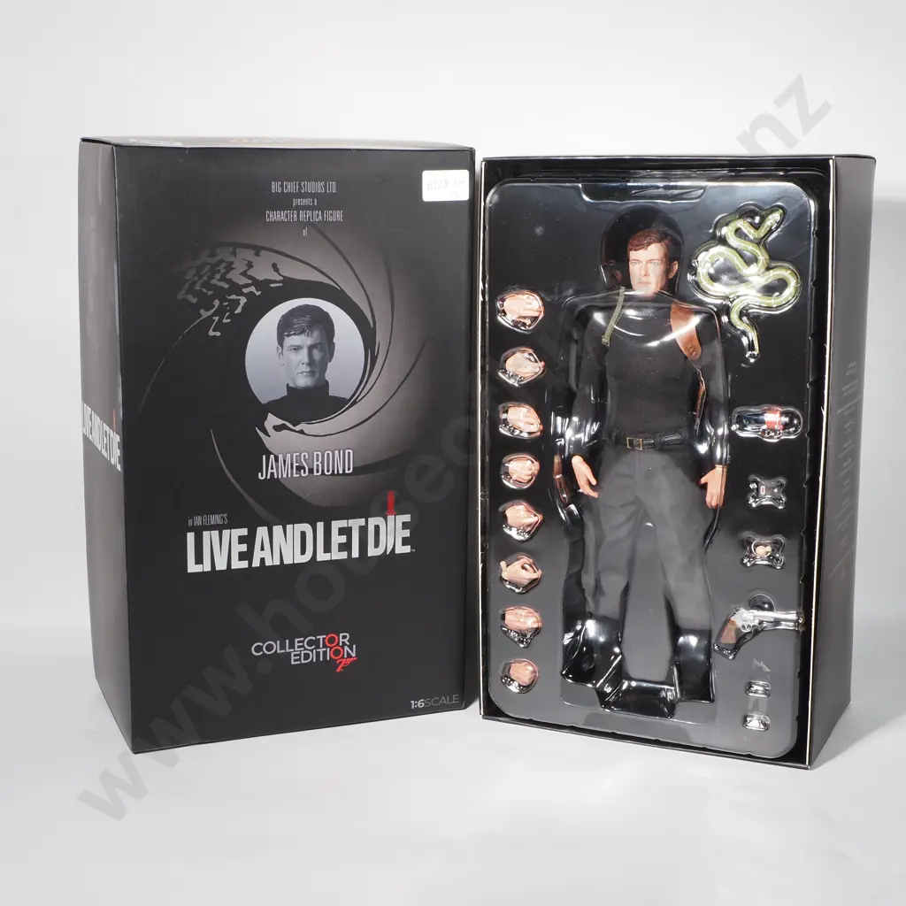James Bond Character Replica Figure - 1:6  LE 705/1000 & Display Dome Image 1++
