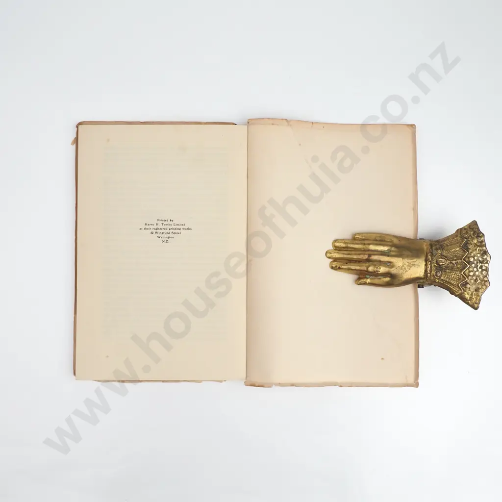 Sutherland, I. L. G. - The Maori Situation Harry H Tombs Ltd, Wellington, 1935 Image 1++