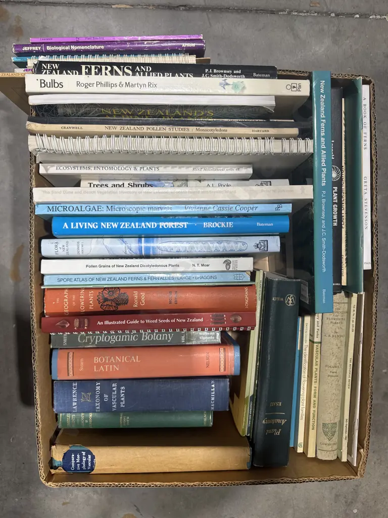 Large Quantity of New Zealand Flora & Fauna Books Image 1++