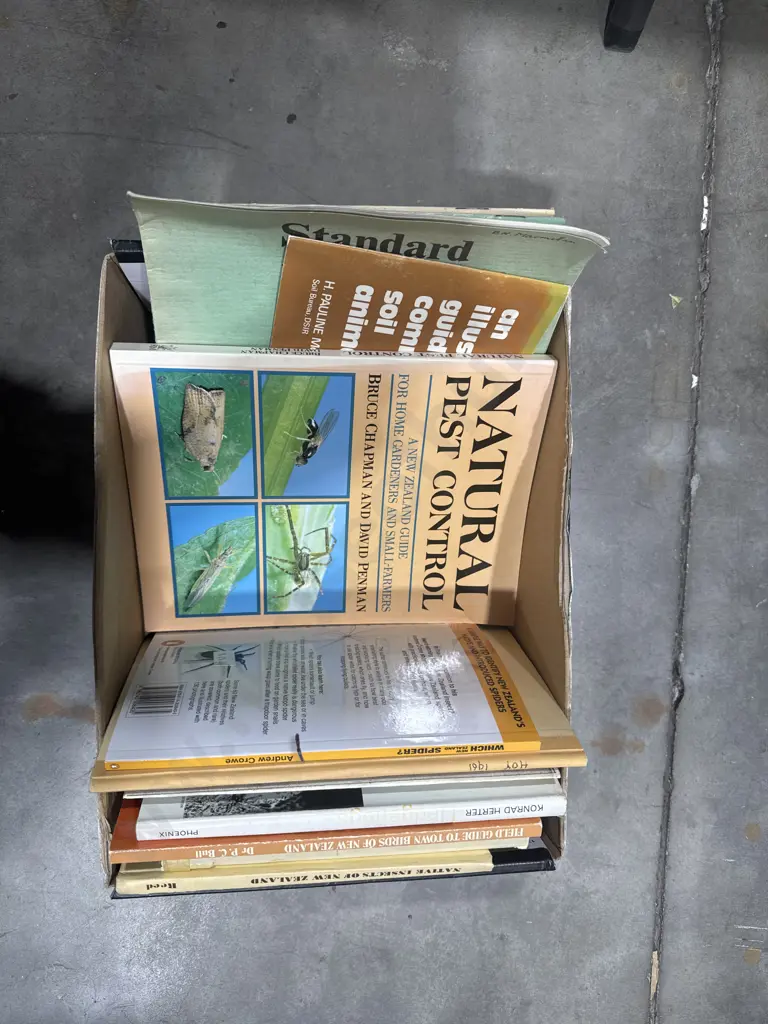 Assorted Collection of Books & Booklets on  NZ Flora, Fauna, Birds, Animal Life & Shells Image 1++