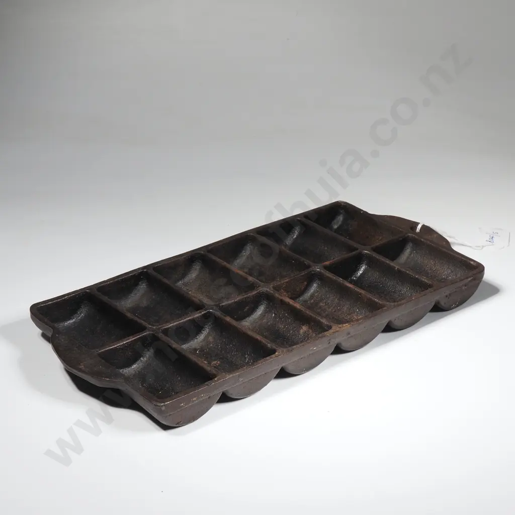 Vintage Cast Iron French Rolls, Muffins, Cornbread 12 pc Gem Pan Image 1++