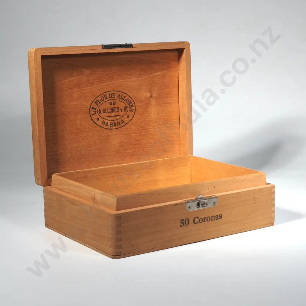 Vintage La Flor de Allones Cigar Box in Light Wood & with a Metal Locking Catch Image 1++
