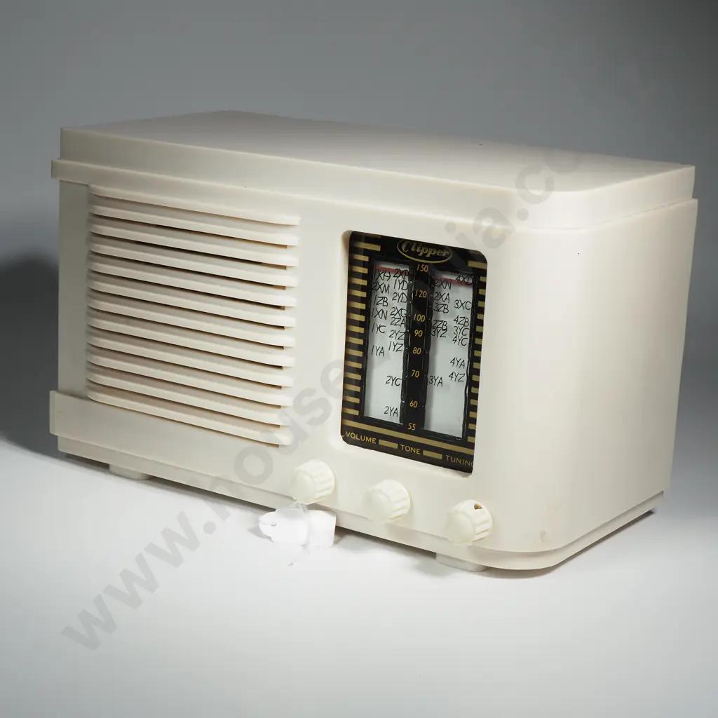 Clipper Bakelite 5M4 'Junior' Radio Manufactured in NZ by the Akrad Radio Corporation, Starting in 1954 Image 1++