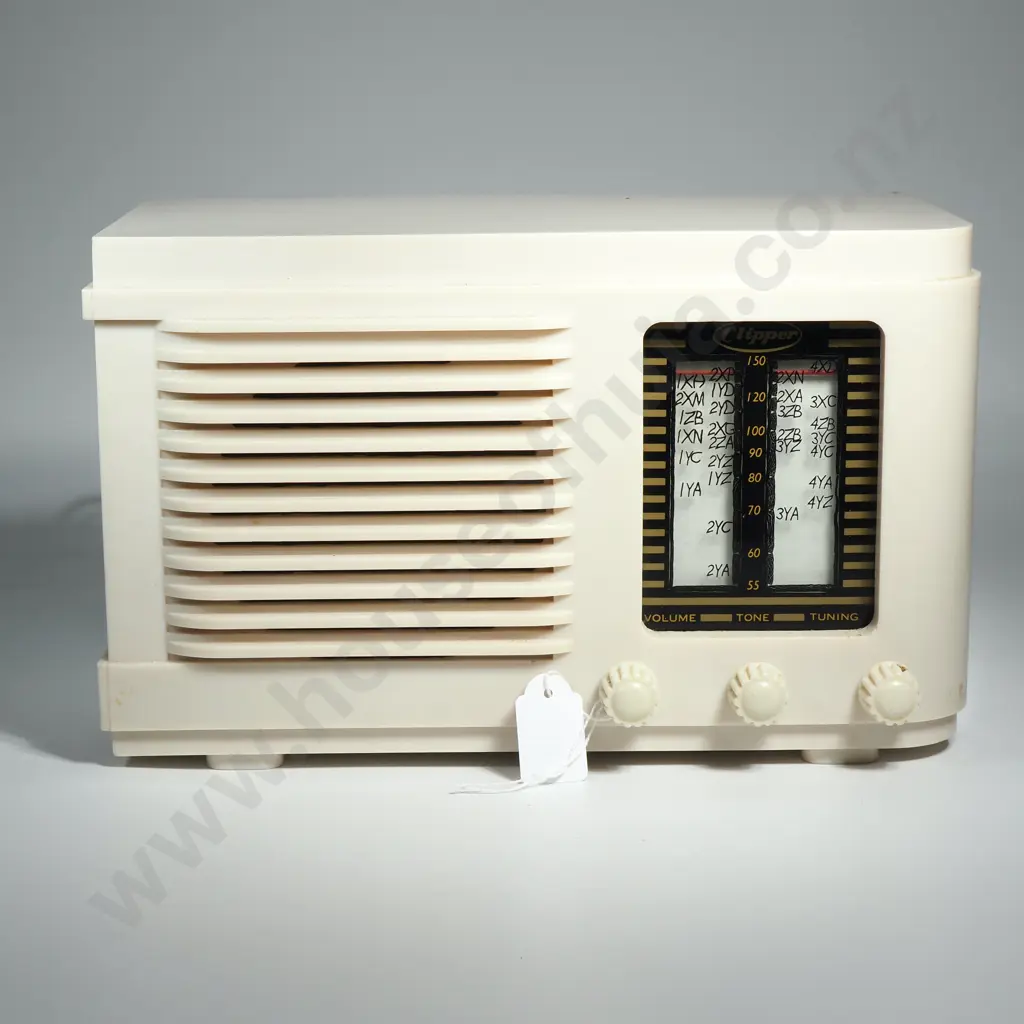 Clipper Bakelite 5M4 'Junior' Radio Manufactured in NZ by the Akrad Radio Corporation, Starting in 1954 Image 1++