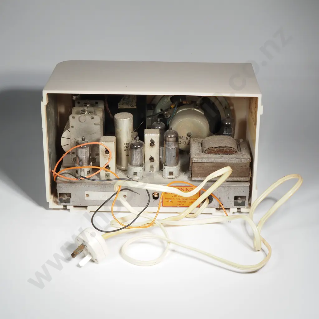 Clipper Bakelite 5M4 'Junior' Radio Manufactured in NZ by the Akrad Radio Corporation, Starting in 1954 Image 1++