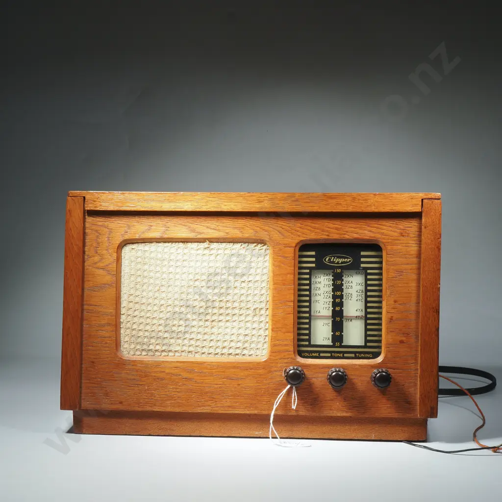 Clipper Brand Mantle Radio from the 1950s w Oak Cabinet & Five Valve Broadcast Receiver Image 1++