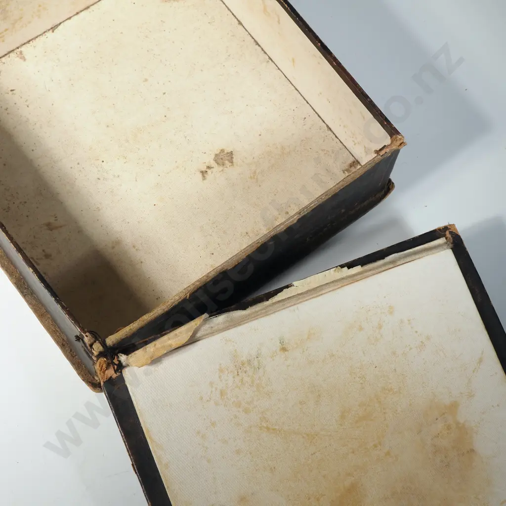 Collection of Ten Vintage Lighters in Box Image 1++