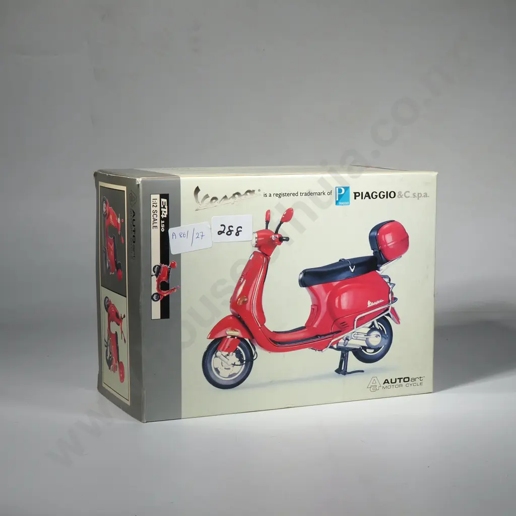 AutoArt 1:12 Scale Die Cast Model of a Piaggo Vespa ETA 150 Scooter Image 1++
