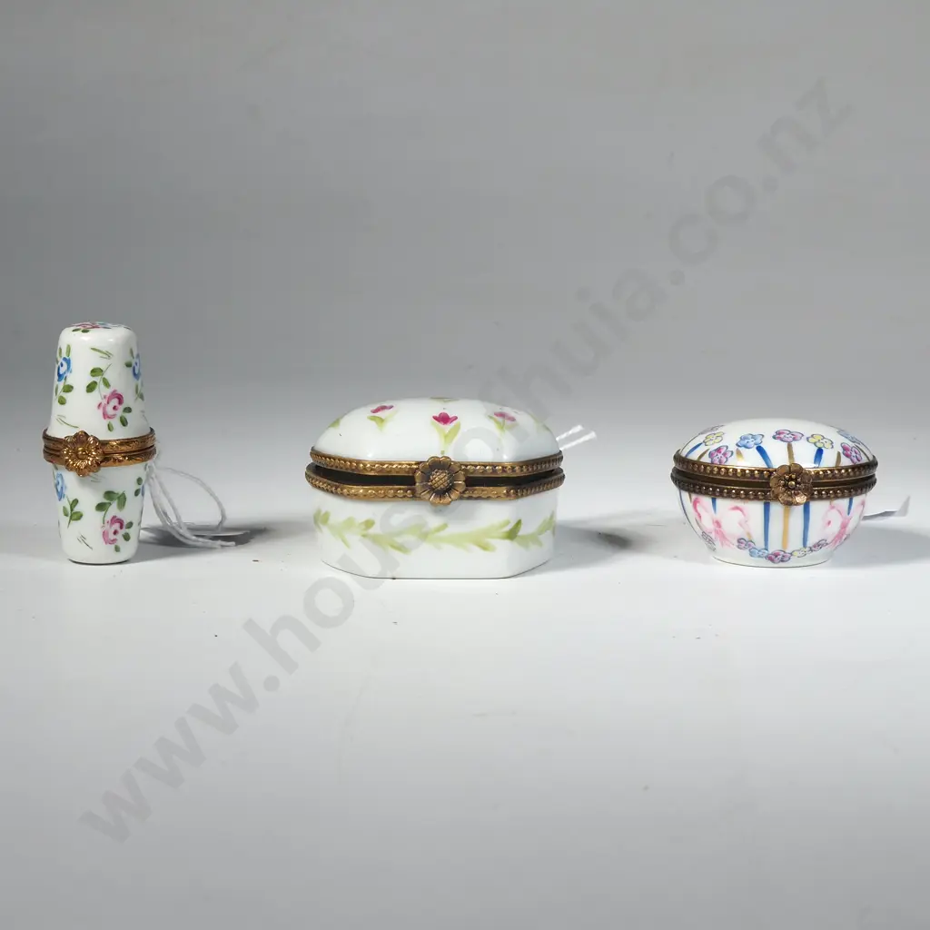 Limoges Hand Painted Circular Pill Box w Delicate Floral Motifs & Brass Hinged Closure Image 1++