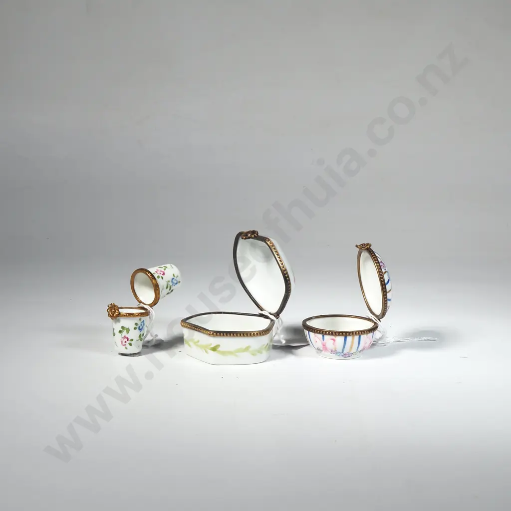 Limoges Hand Painted Circular Pill Box w Delicate Floral Motifs & Brass Hinged Closure Image 1++