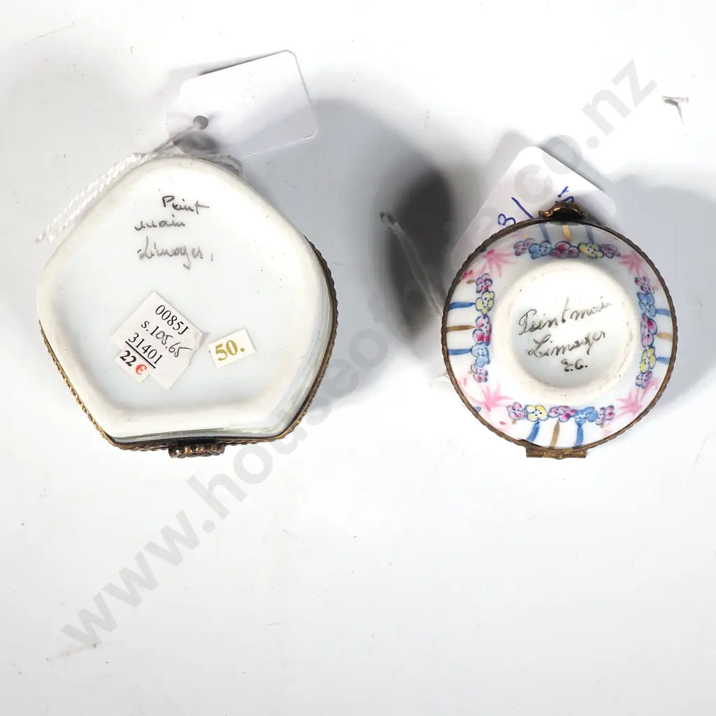 Limoges Hand Painted Circular Pill Box w Delicate Floral Motifs & Brass Hinged Closure Image 1++