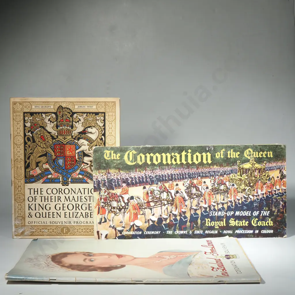 The Coronation of The Queen Stand Up Model of The Royal State Coach, The Coronation of Their Majesties Official Souvenir Image 1++
