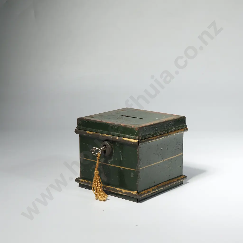 Metal Money Box w Key Image 1++